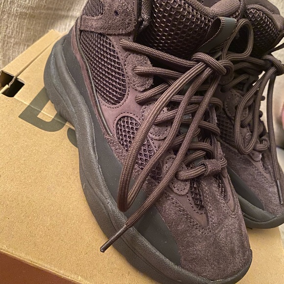 Yeezy Desert Boots (oil) - Picture 2 of 5